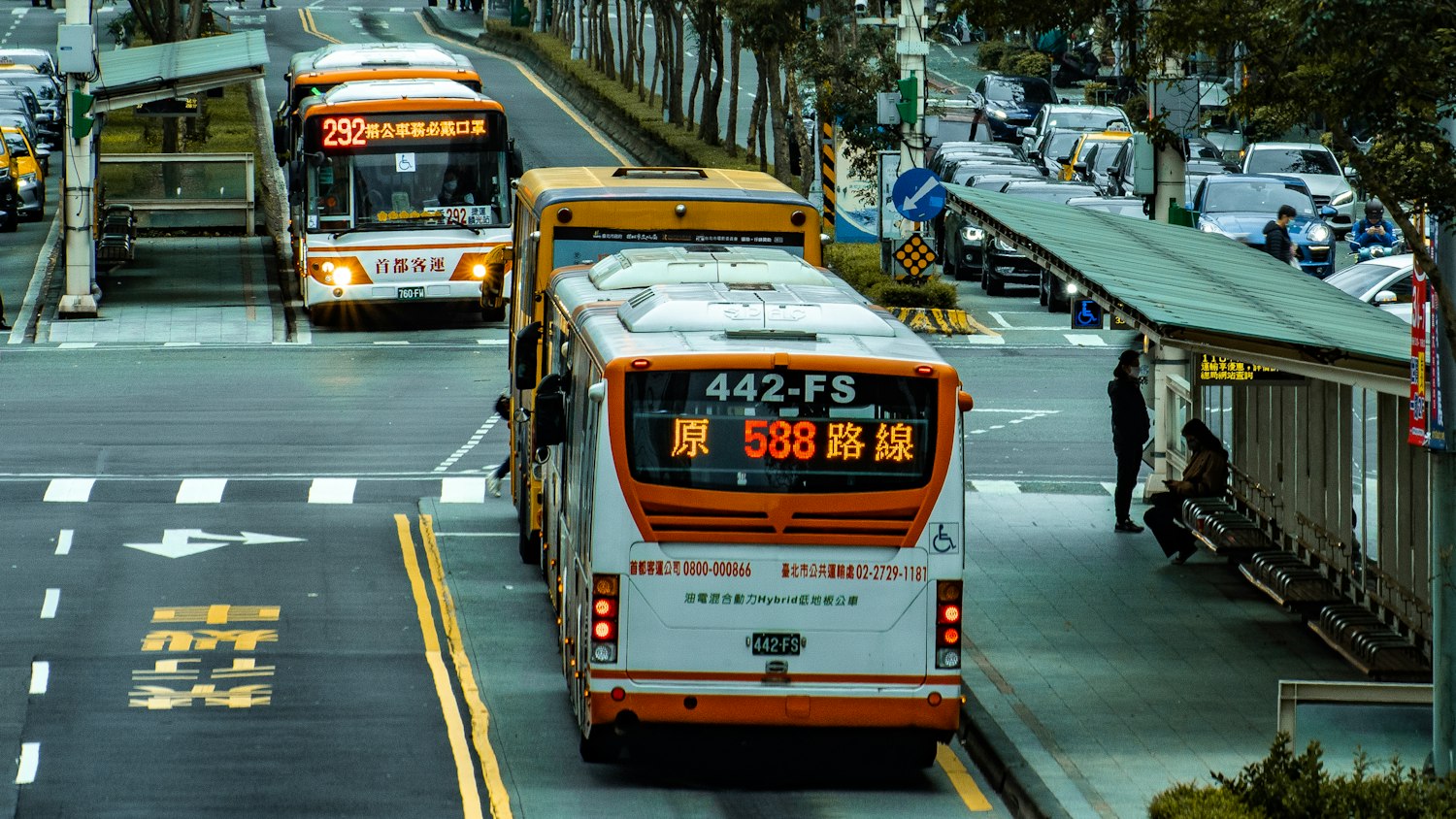 Autobús turístico recorriendo la carretera